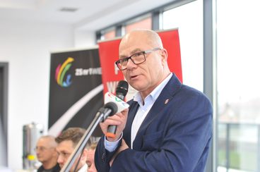 W Zespole Szkół nr 1 w Wieluniu podpisano umowę na budowę boiska